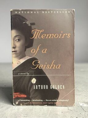 Memoirs of a Geisha by Arthur Golden (Vintage Contemporaries Paperback)